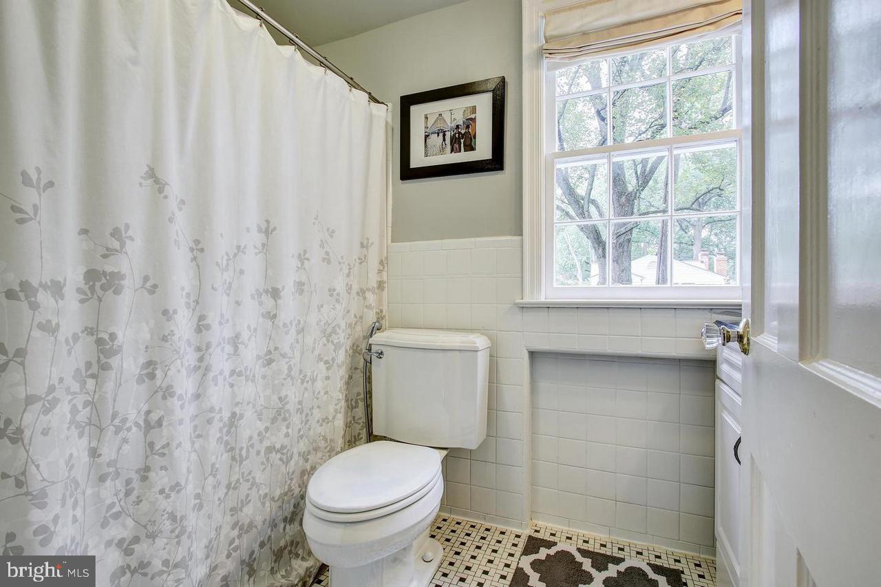 COUNTRY CLUB PARK - Residential Lease