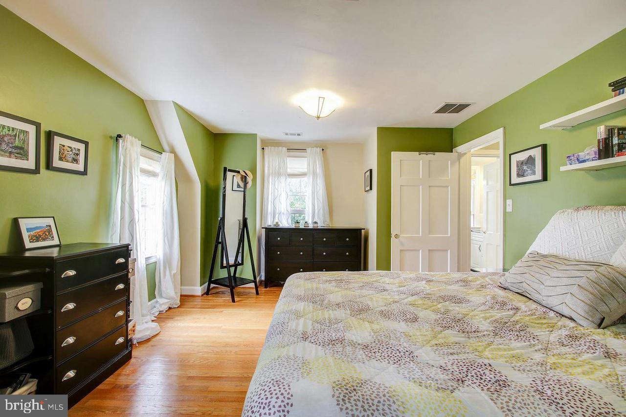 COUNTRY CLUB PARK - Residential Lease