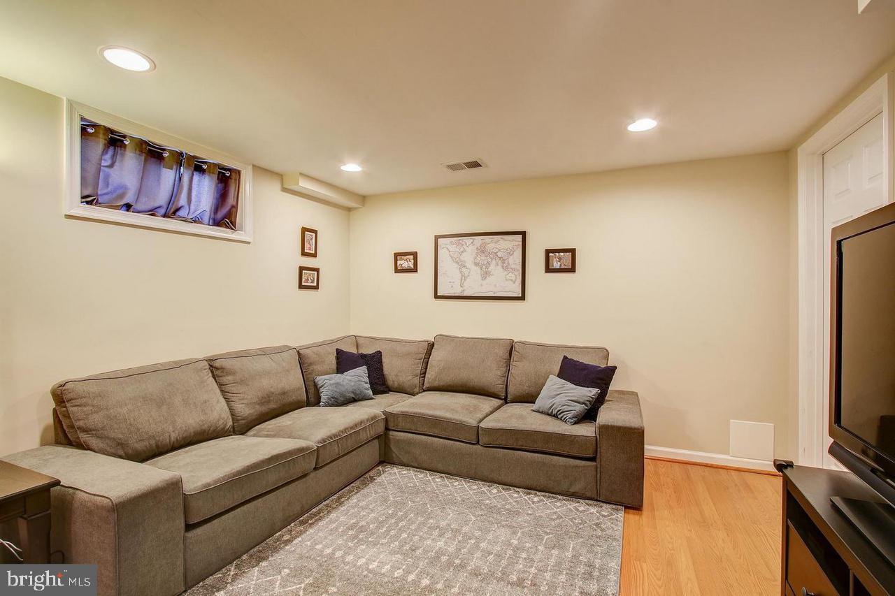 COUNTRY CLUB PARK - Residential Lease