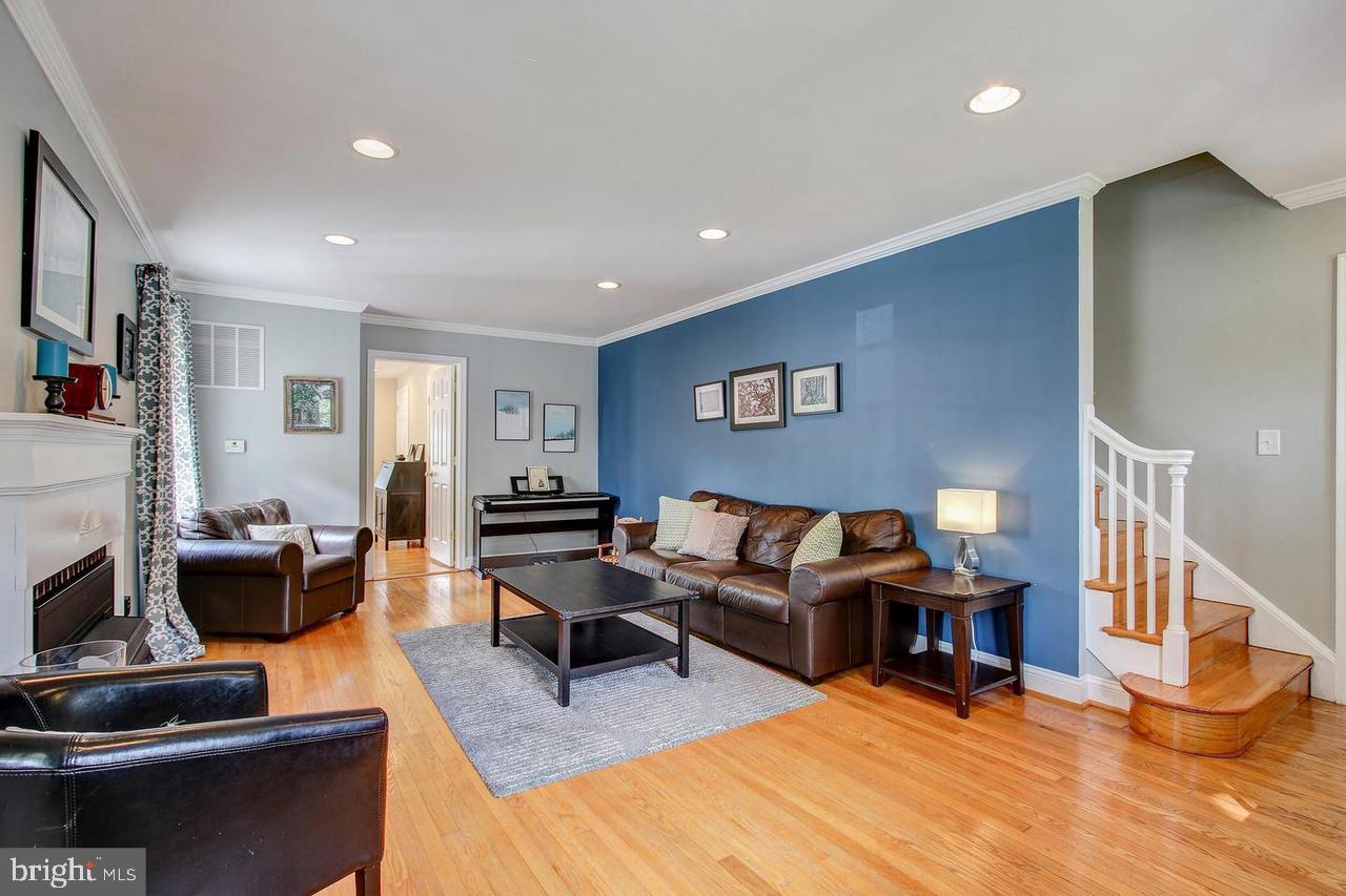 COUNTRY CLUB PARK - Residential Lease