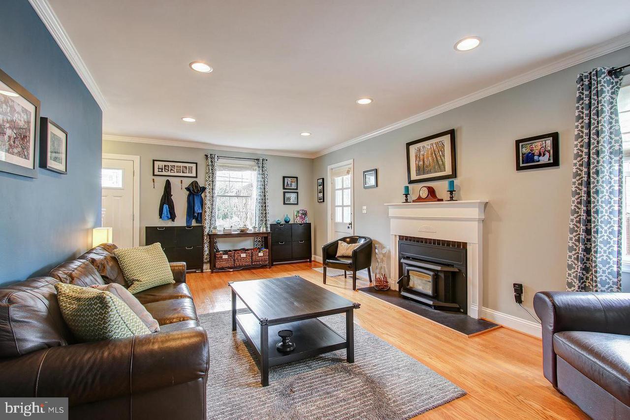 COUNTRY CLUB PARK - Residential Lease