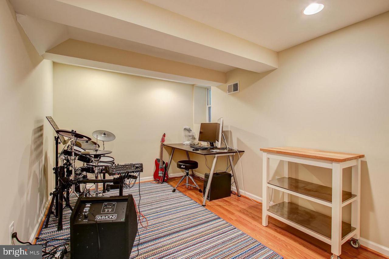 COUNTRY CLUB PARK - Residential Lease