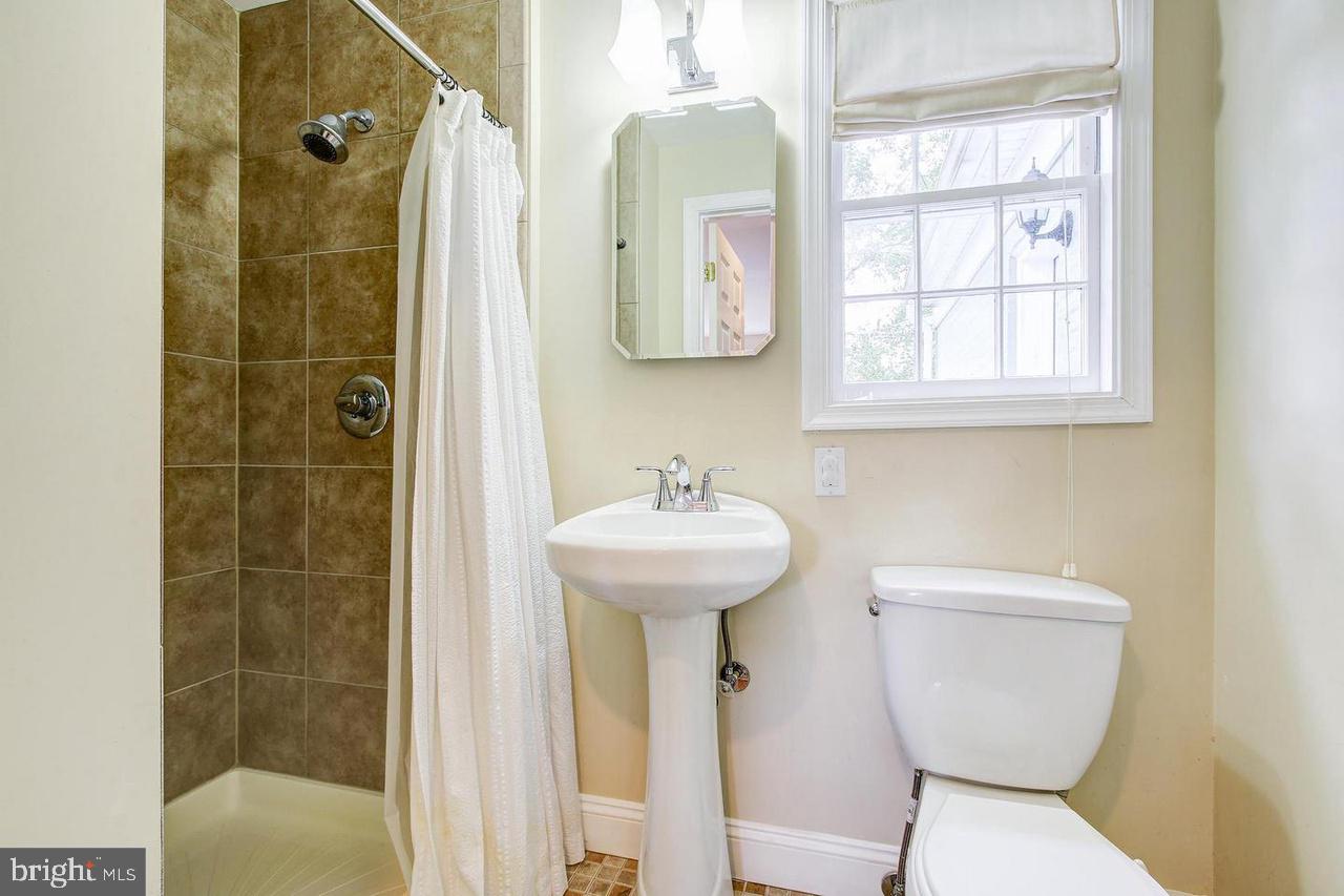 COUNTRY CLUB PARK - Residential Lease