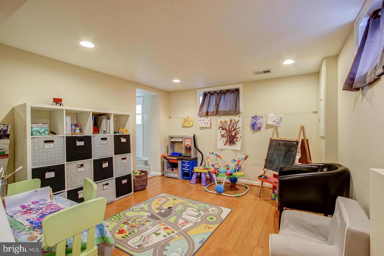 COUNTRY CLUB PARK - Residential Lease