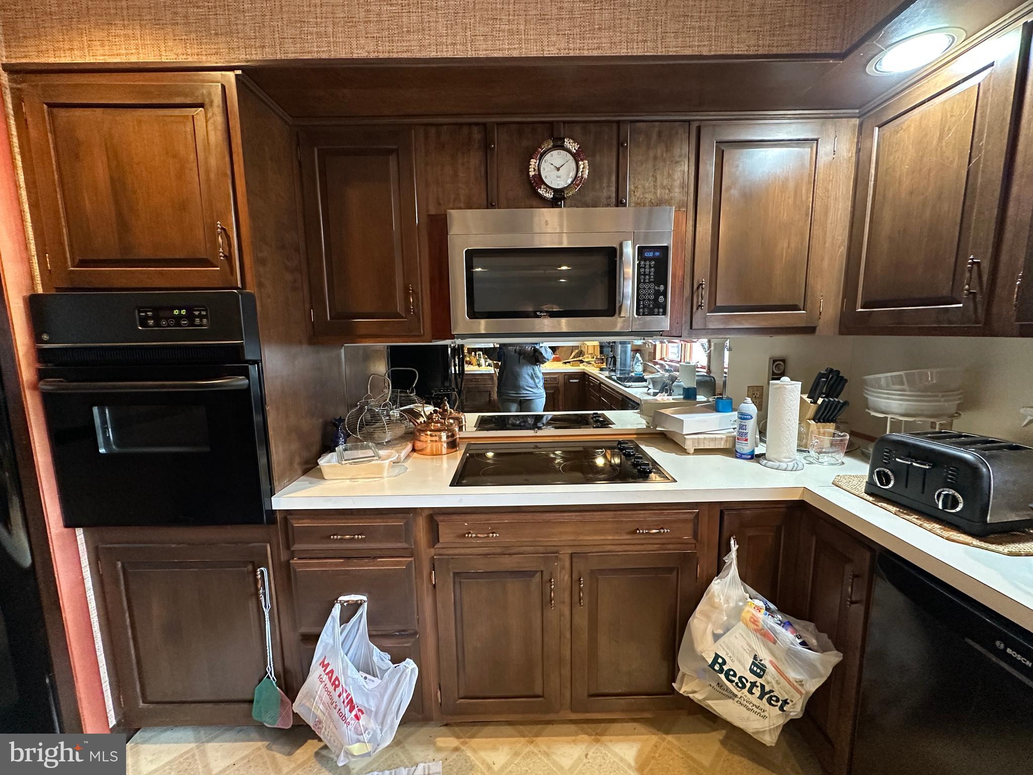 COUNTRY CLUB ESTATES - Residential