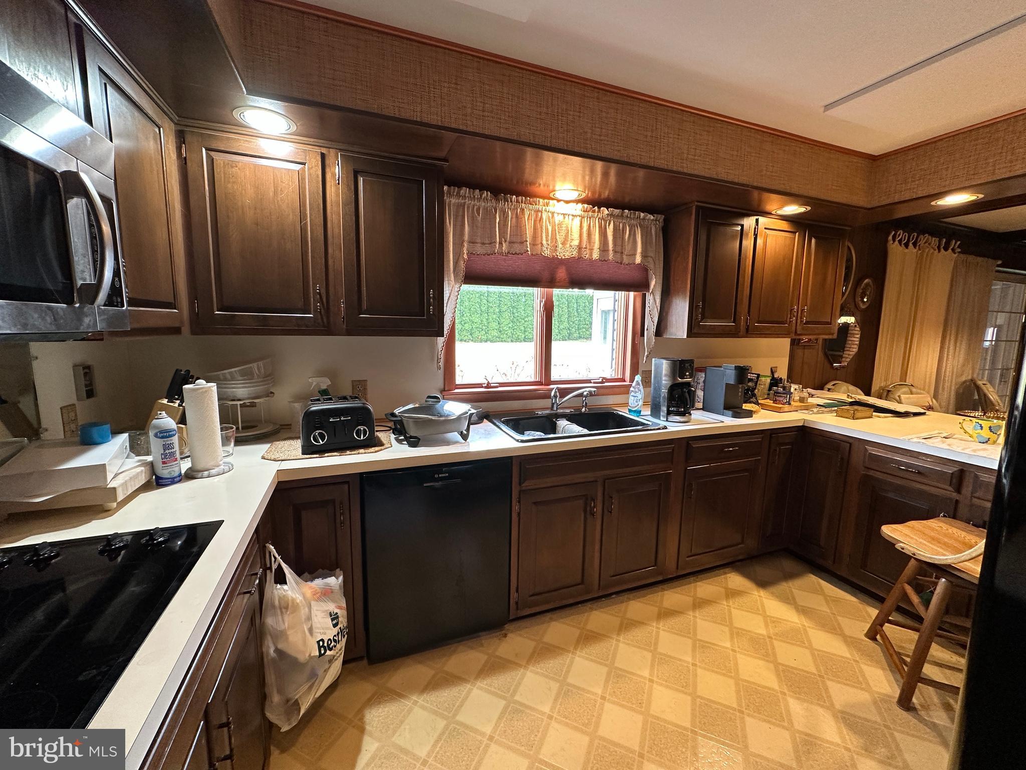 COUNTRY CLUB ESTATES - Residential