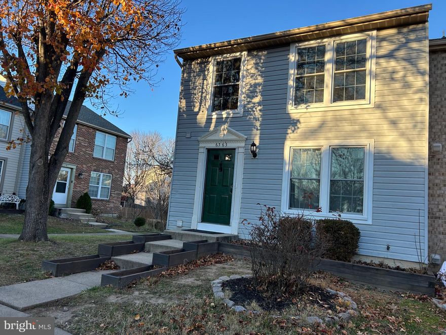 *****VERY NICE END UNIT TOWNHOUSE IN CENTREVILLE, FAIRFAX COUNTY, WITH THREE FULLY FINISHED LEVELS, FRESH PAINT, HARDWOOD FLOORS, AND WATERPROOF LAMINATE —NEW WINDOWS - FULLY FINISHED BASEMENT WITH A DEN THAT CAN BE USED AS A 4TH BEDROOM - RECREATION ROOM WITH FIREPLACE - HUGE NEW WINDOWS - WALK-OUT LEVEL AND FENCED PRIVATE BACKYARD - EXCELLENT LOCATION - GREAT SCHOOLS - RESTAURANTS - SHOPPING CENTERS - CINEMAX AND MAJOR ROUTES: 28-29-I-66 AND JUST 10 MINUTES AWAY FROM DULLES AIRPORT—15 MINUTES FROM GEORGE MASON, PERFECT LOCATION FOR COMMUNITIES