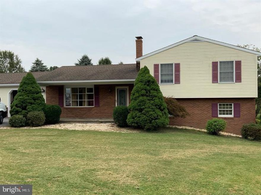 Very nice Tri-Level in lovely country setting yet close to shopping, hospitals & I-81/70 corridor. 3 bedrooms 2.5 baths.  Gorgeous kitchen w granite counters, SS appliances, large family room, window filled sun room w/ gas fireplace leading to above ground pool & large yard. Hard wood floors, carpeted bedrooms, deck, shed on a level 1 acre yard! Pets are Case-by-case (Breed Restrictions) with pet deposit fee.