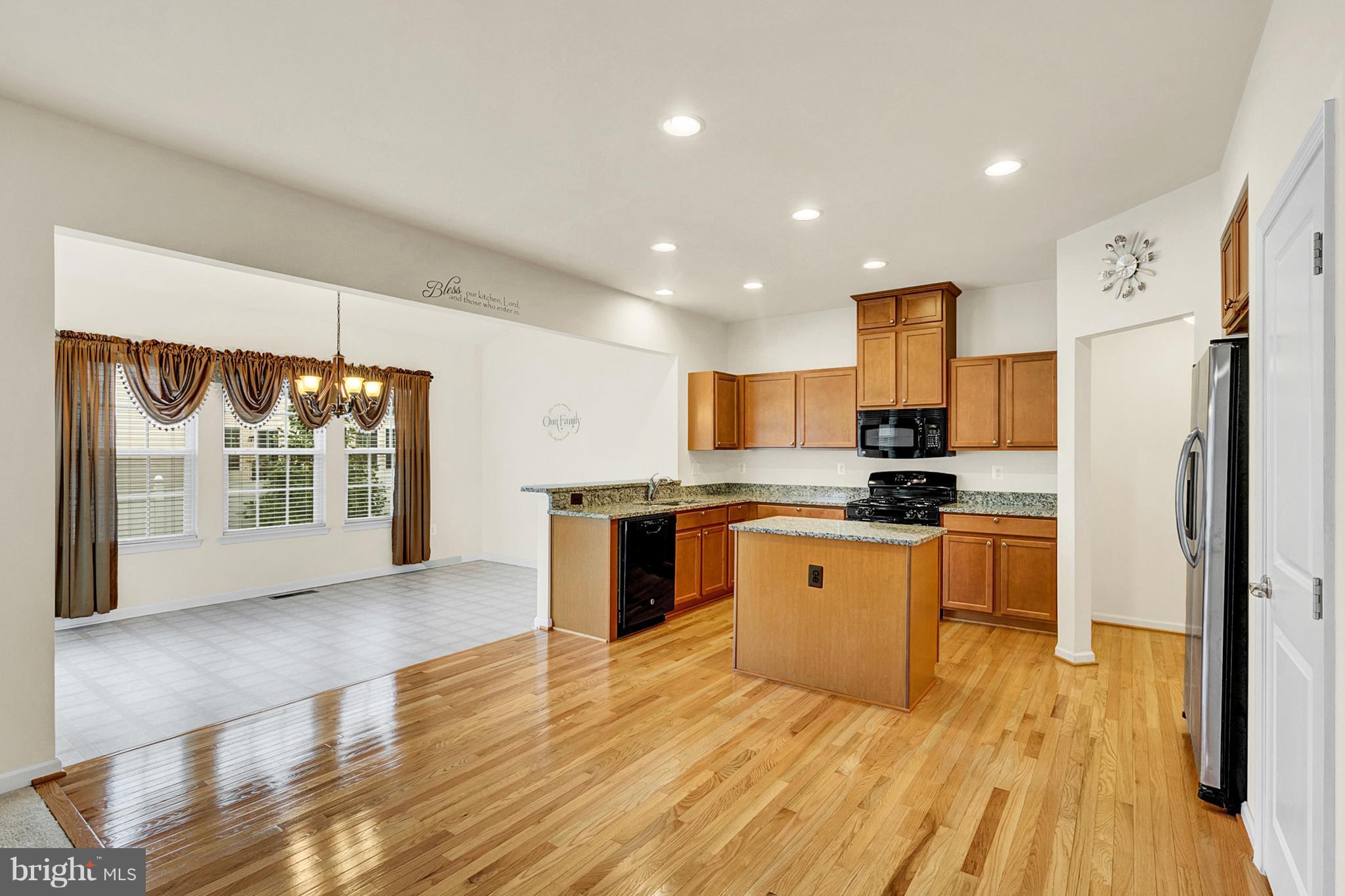 THREE FLAGS - Residential