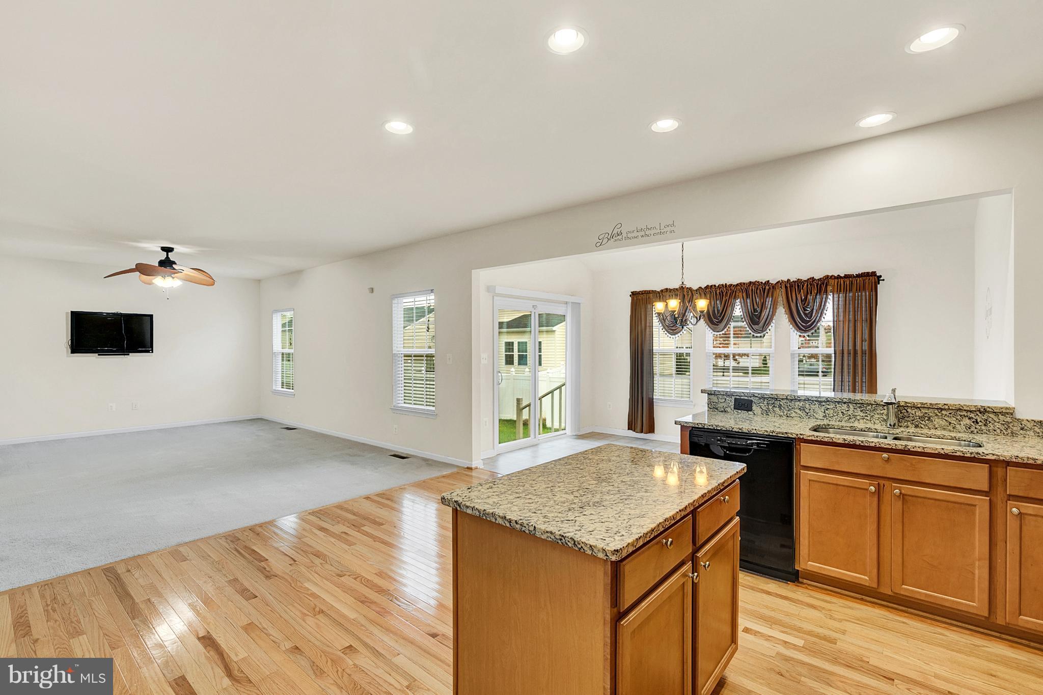 THREE FLAGS - Residential