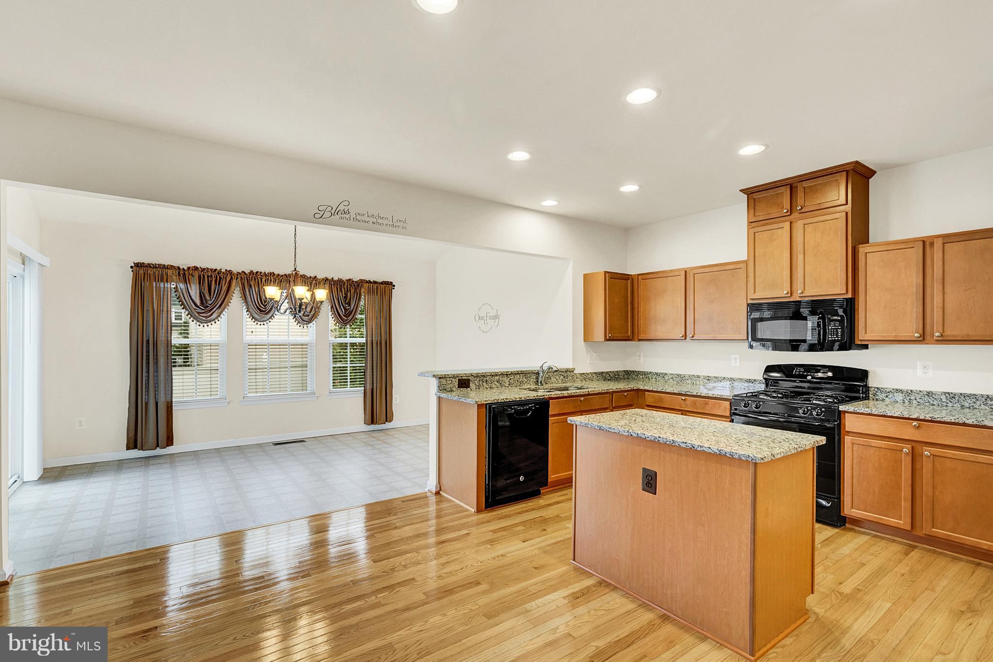 THREE FLAGS - Residential