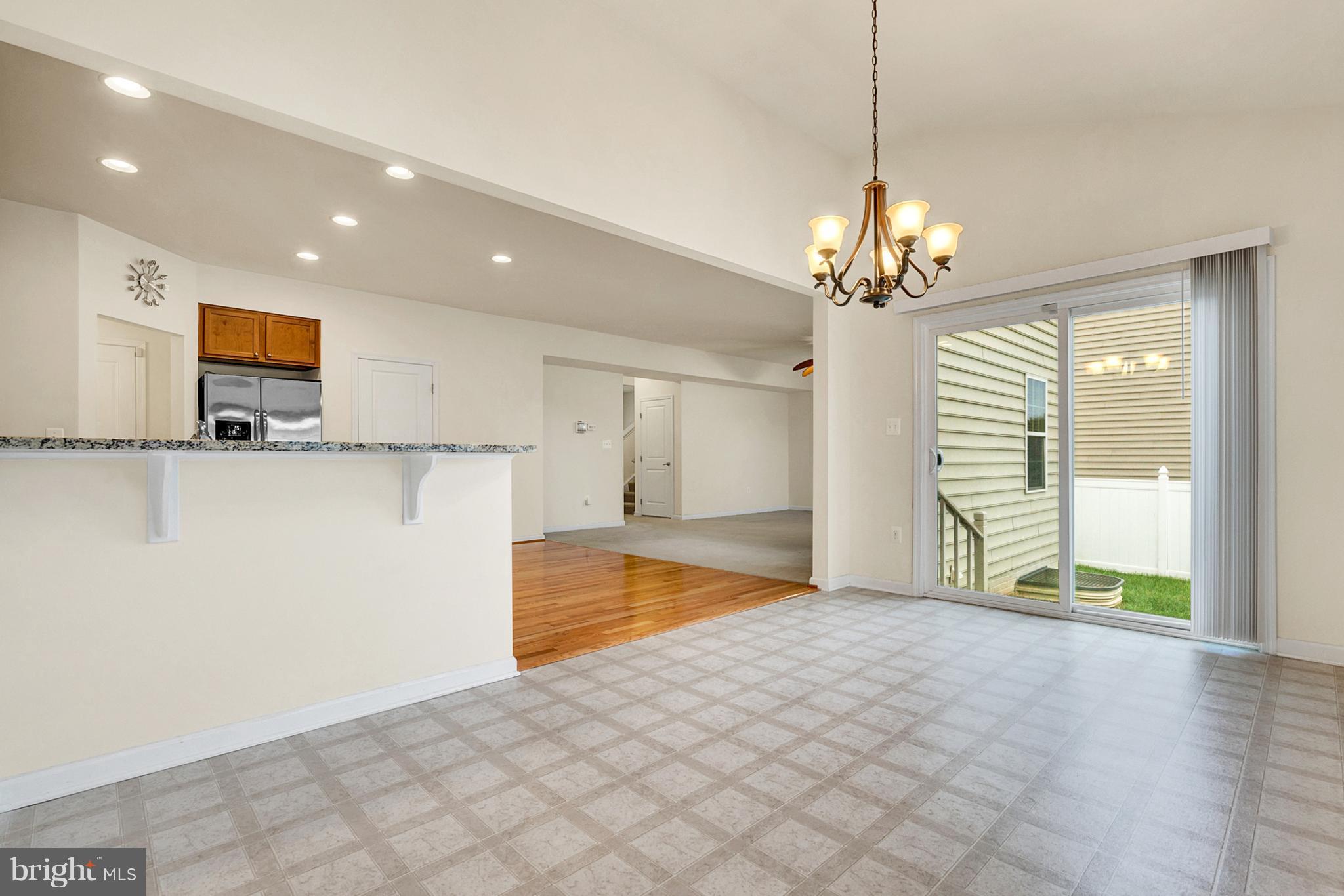 THREE FLAGS - Residential