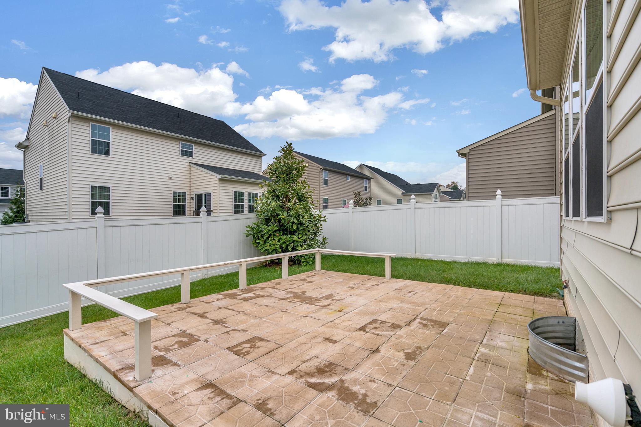 THREE FLAGS - Residential