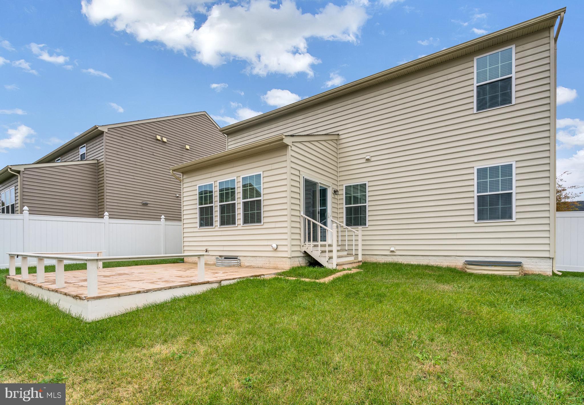 THREE FLAGS - Residential