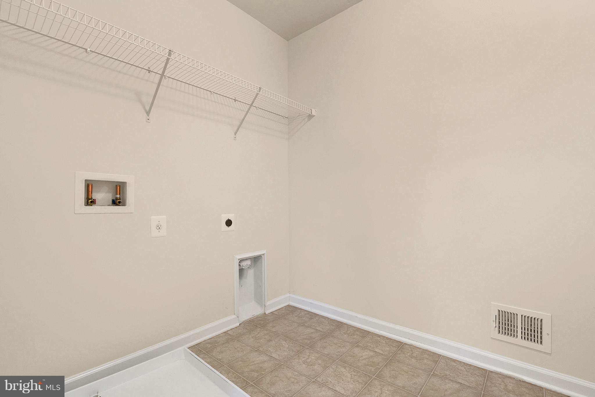 THREE FLAGS - Residential