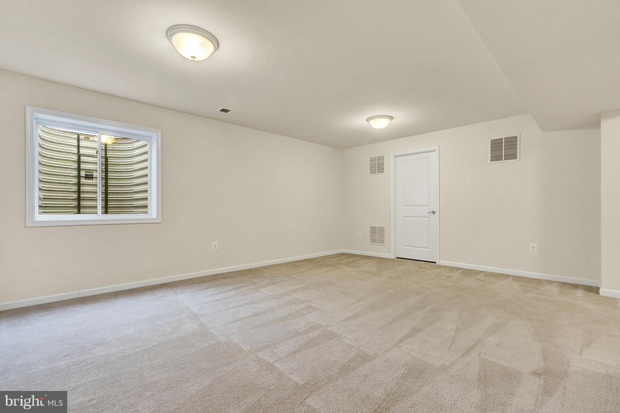 THREE FLAGS - Residential