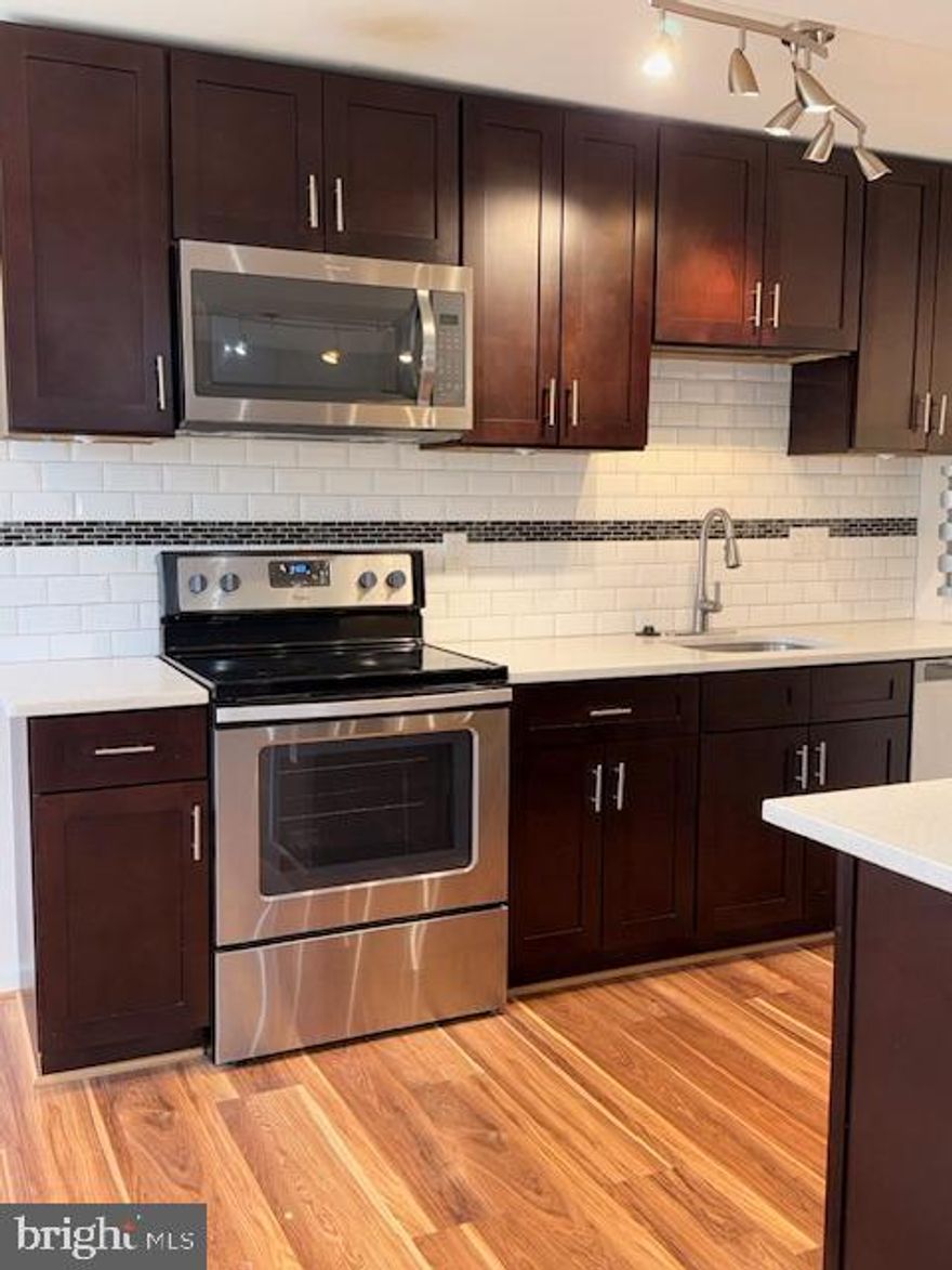**PRICE REDUCED**  This is one of the BEST units in the community!!
his beautifully updated 2-bedroom, 2-bathroom condo is located in the highly sought-after Longmead Crossing community. The open-concept living area provides a spacious and inviting atmosphere. The kitchen has been fully renovated with sleek granite countertops and stainless steel appliances. For added convenience, the unit includes an in-unit washer/dryer. Both bathrooms have been completely remodeled. The community offers a variety of recreational outdoor spaces, and the location is just minutes from major highways and public transportation.  Close to many shopping and dining options.  Don't miss it and schedule your showing now!!