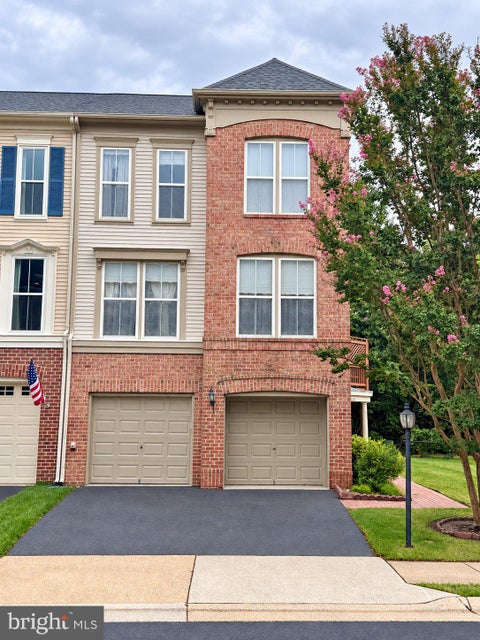 Townhouse For Sale - 21424 Falling Rock Terrace<br/> BROADLANDS, VA 20148
