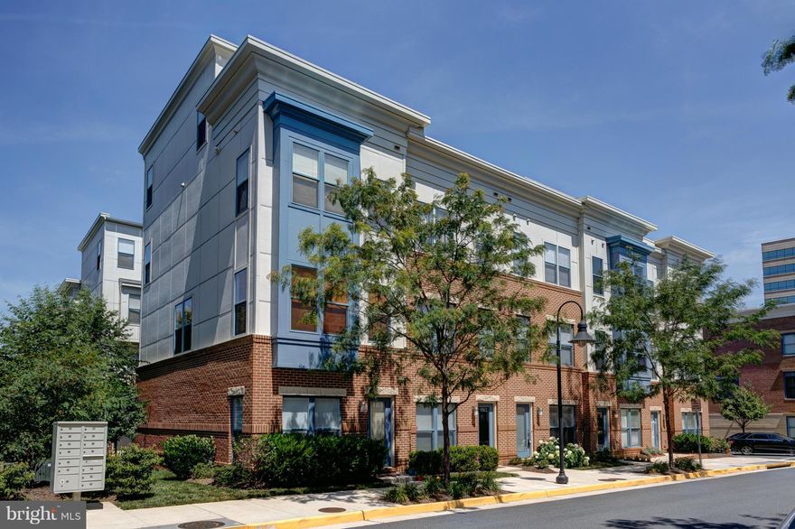 Modern and elegant. Fully upgraded luxury townhome in great Fairfax Location! Gourmet kitchen with 5 burner gas cooktop, wall oven, SS appliances. Deck off kitchen. Gleaming hardwood floors. Gas fireplace w/ built in cabinets and flat screen TV wiring and mount. Luxury master bath. Walk in closets. Amazing rooftop deck! Easy access to 66, 50, Pkwy, Whole Foods, Fair Oaks, etc.