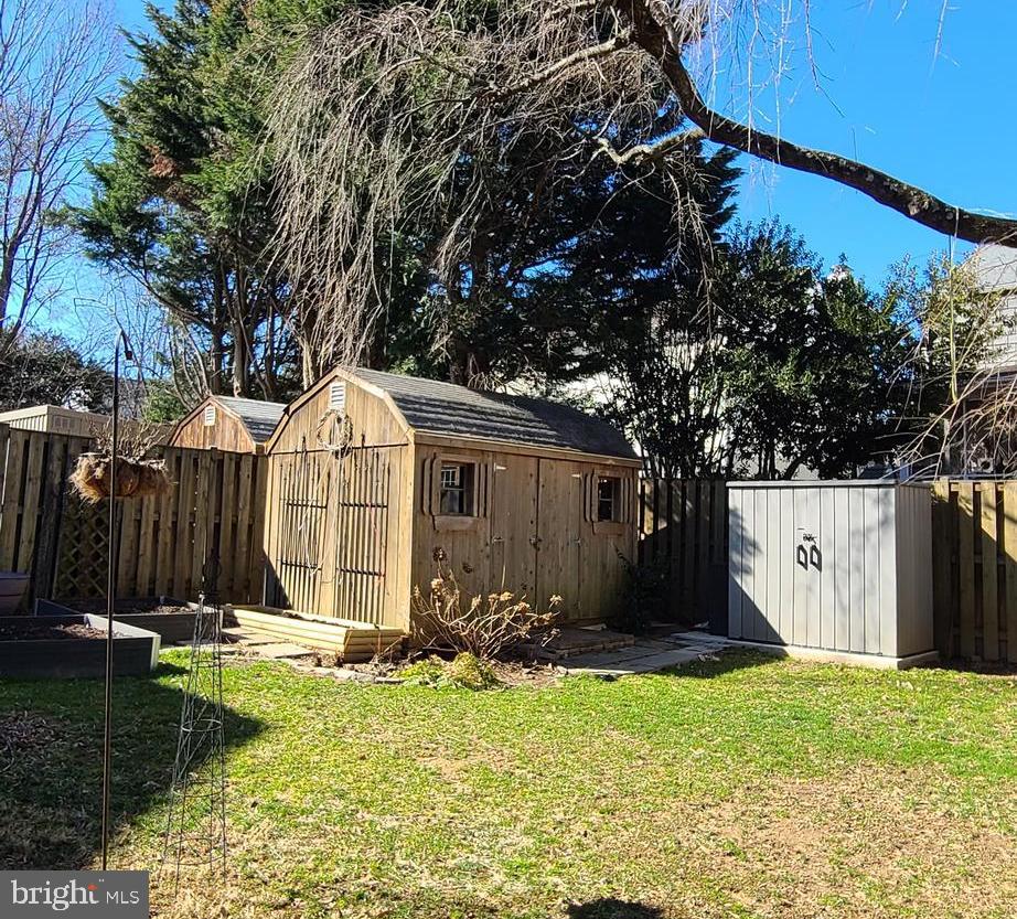 KINGS MANOR - Residential Lease