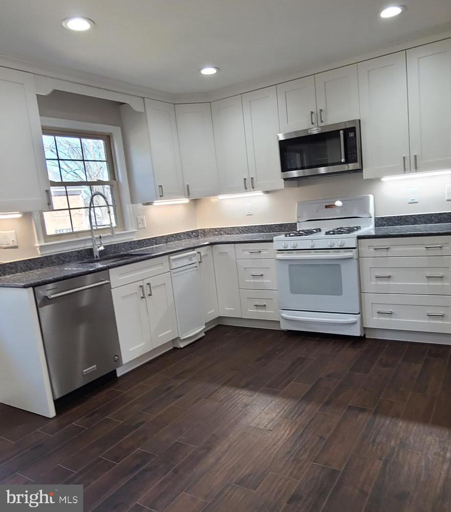 KINGS MANOR - Residential Lease