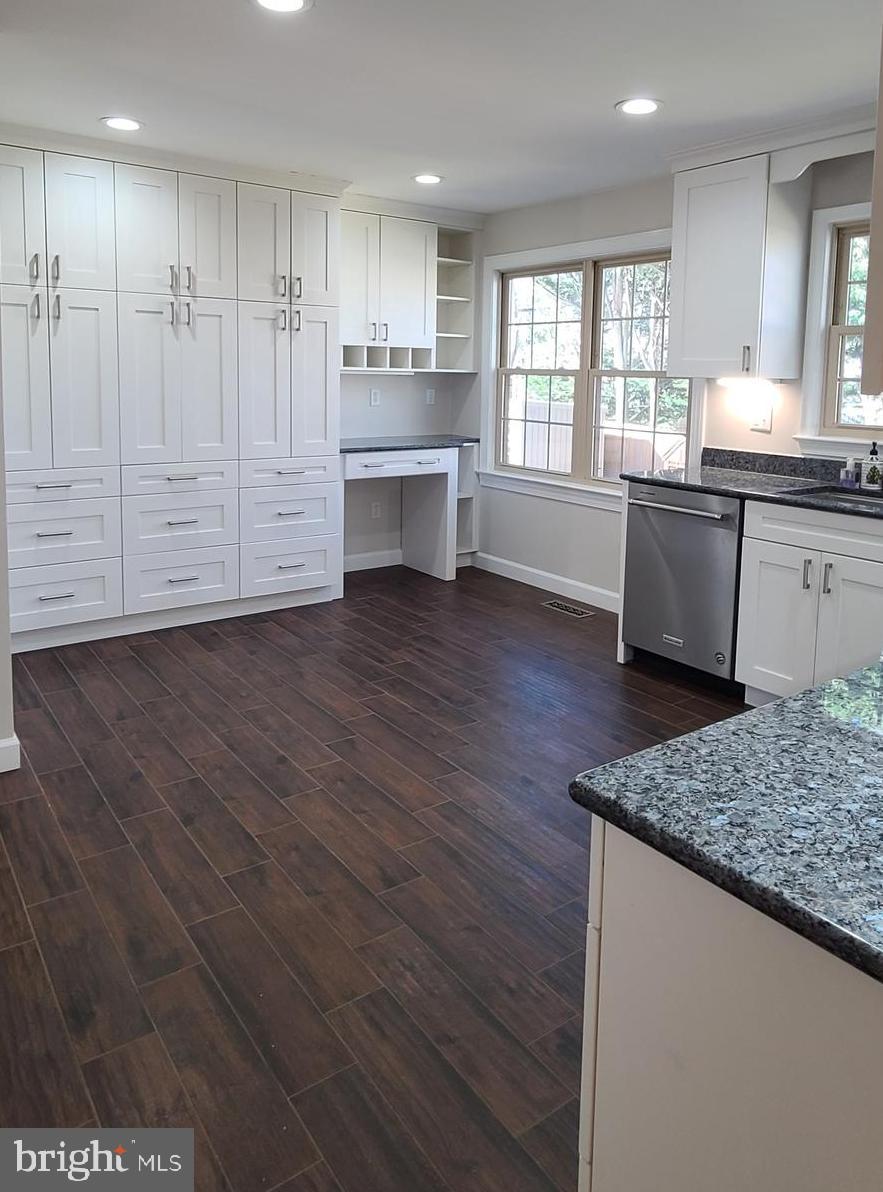 KINGS MANOR - Residential Lease