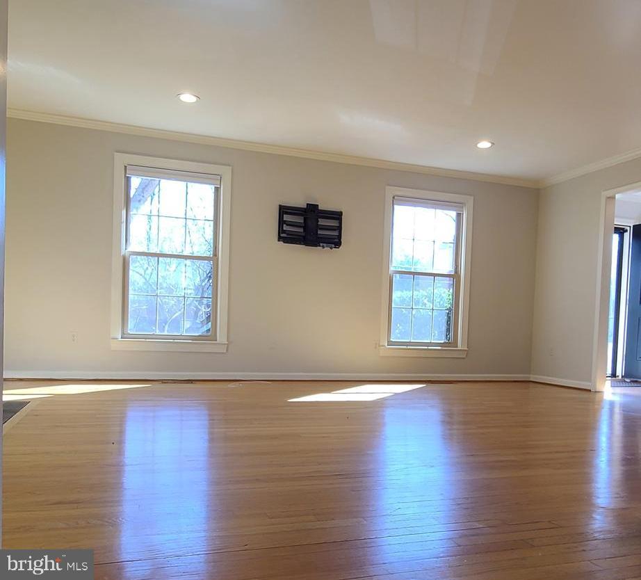 KINGS MANOR - Residential Lease