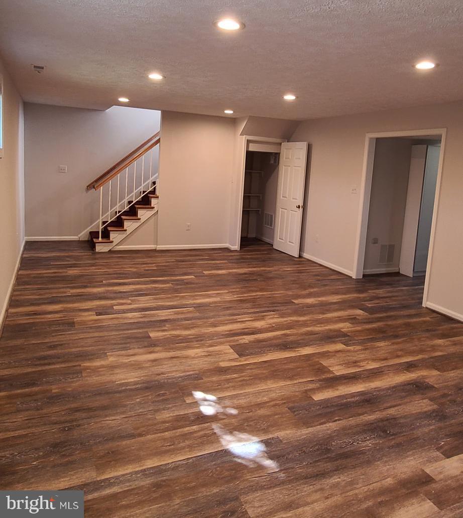 KINGS MANOR - Residential Lease