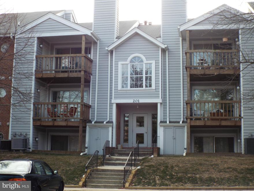 2nd floor clean and ready to move in!! Great location convenient to bus lines, shopping, 695/10/97/95.  This community is very family oriented and set up for all tenants.  A lot of ammenities. Great location!! This one will not last long. Tenant must have 300,000 liab. insurance  Bring a tenant by 5/15 and get $100 bonus.