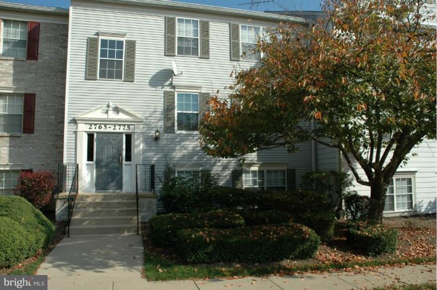 Sweet Condo in great condition! In the heart of Lake Ridge with all pools and tennis courts available. Schools within walking distance. Ideal location. Pets case by case. Walking distance to omni-link.