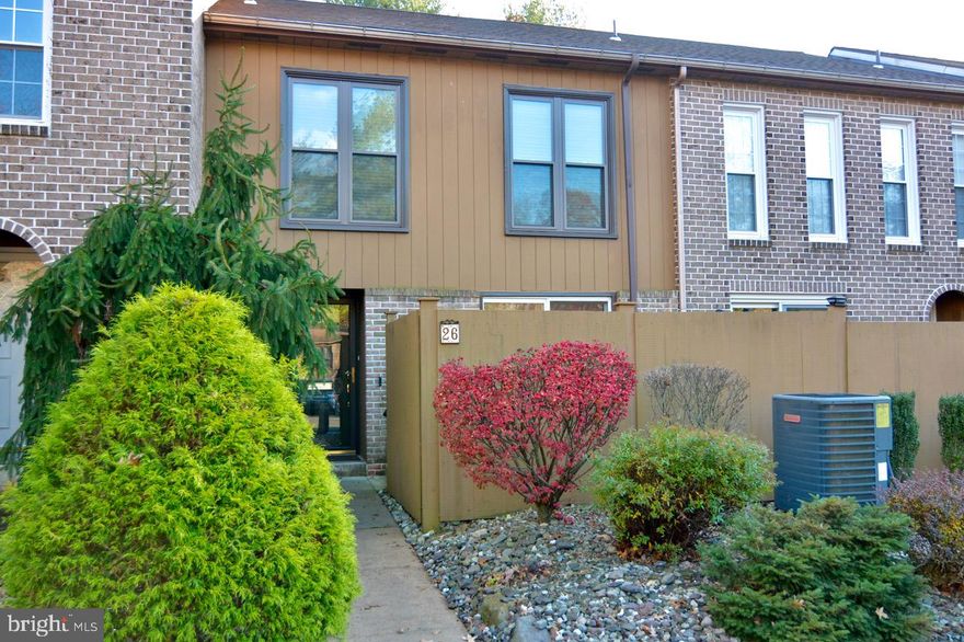 Desirable Flying Hills flat unit loaded with nearly new everything including: kitchen; kitchen patio; master bath; roof; and heat. Located on the 17th Fairway, this home is a gem and will not disappoint. Call the movers!