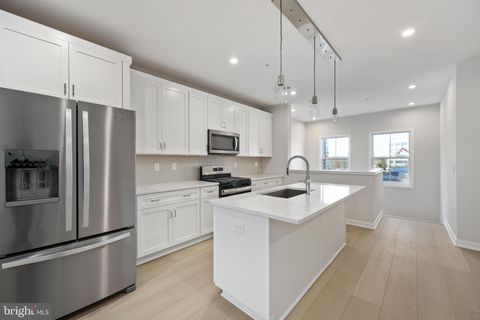 Condo For Sale - 14361 Glen Manor Drive<br/> CHANTILLY, VA 20151