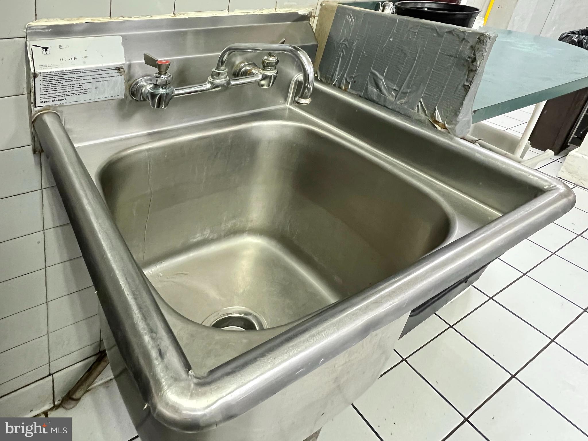 Main image without alt text