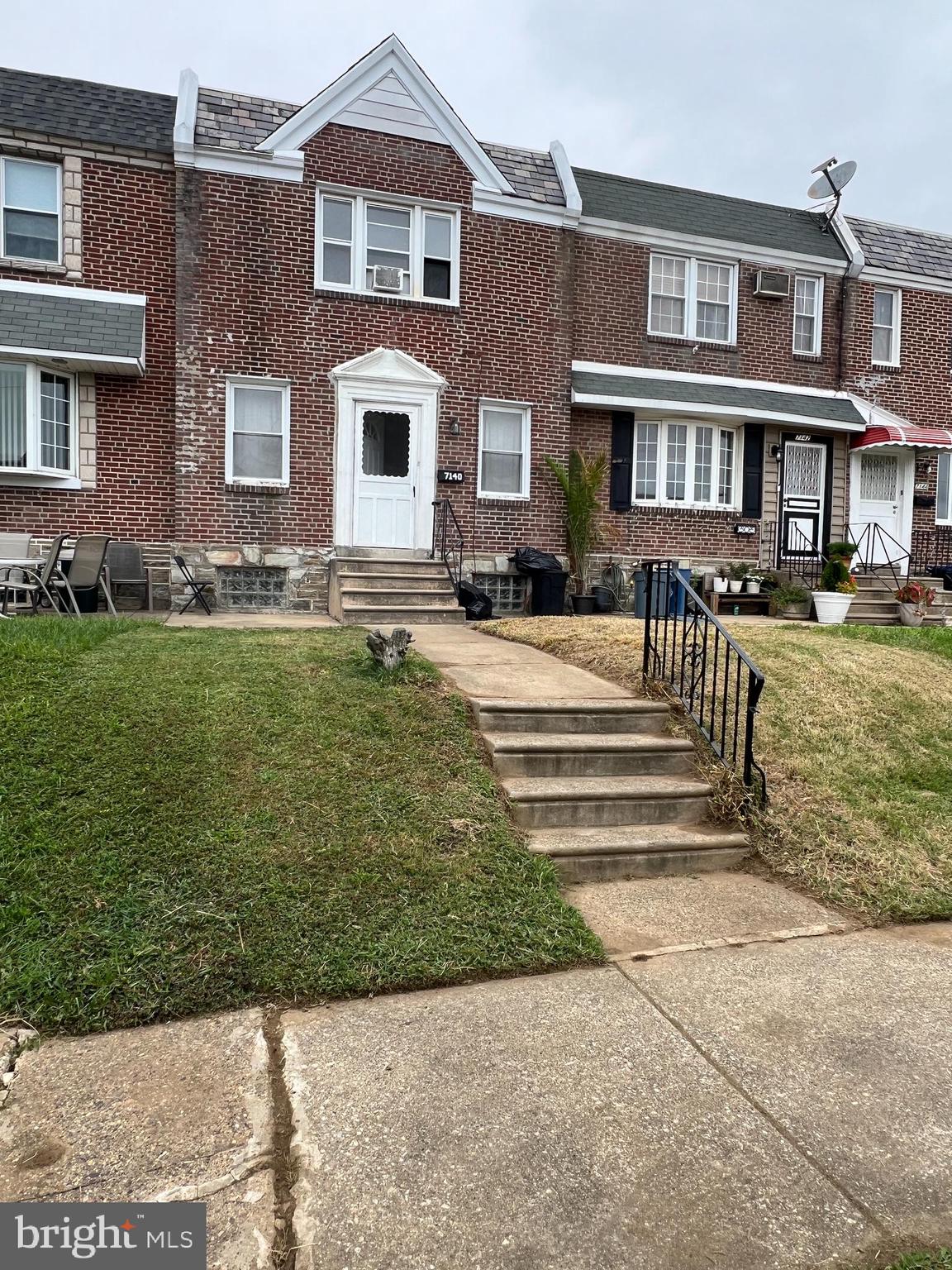 18 ft /120 ft lot...The owner put a brand new shower and toilet in the basement.
Convenient location and close to the public transit. Nice neighborhood with 3 good size bedrooms and 2 full bathrooms,
Newer kitchen with stainless steel stove and refrigerator.
new waterproof floor.
Nice fenced back yard with a driveway parking and a garage parking.
washer and drying in the basement with brand new bathroom.