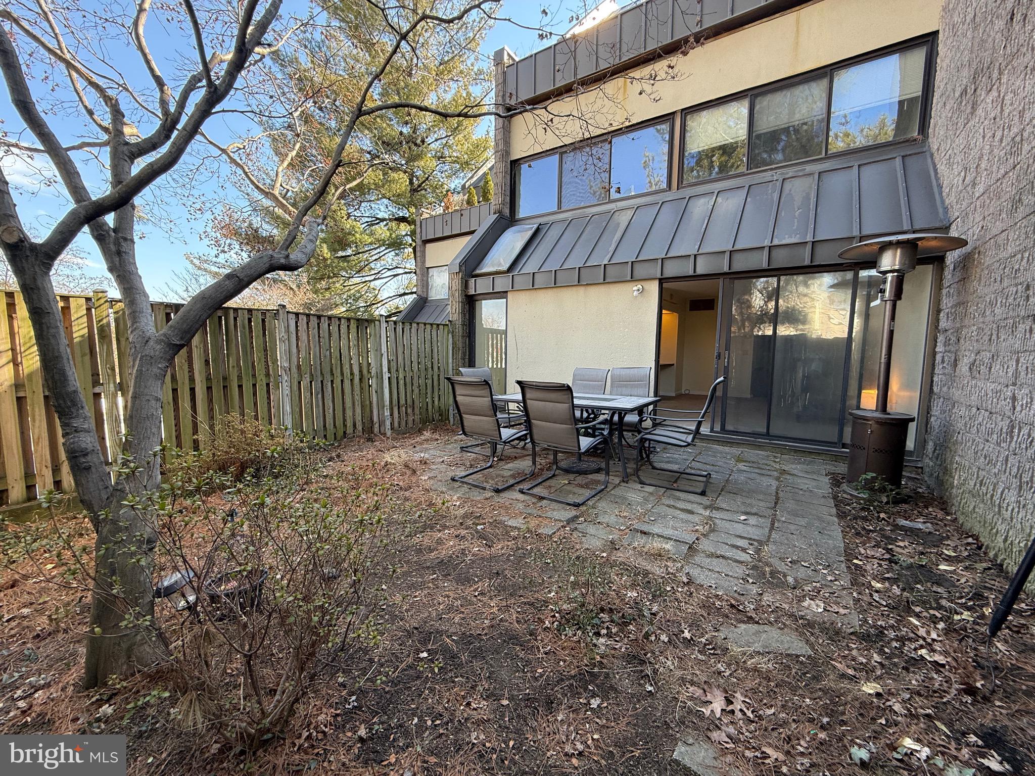 2206 DEERFERN CRESCENT