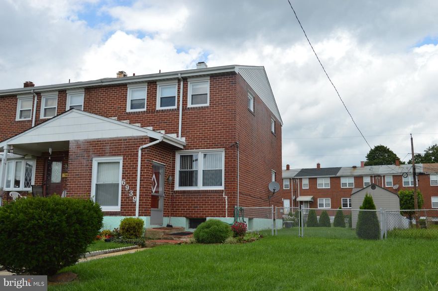 Very Well kept Townhouse. You will really appreciate  the pride of ownership in this Gem. End house with immaculate garden for outdoor events. Close to major shopping, bus stops and many other amenities.