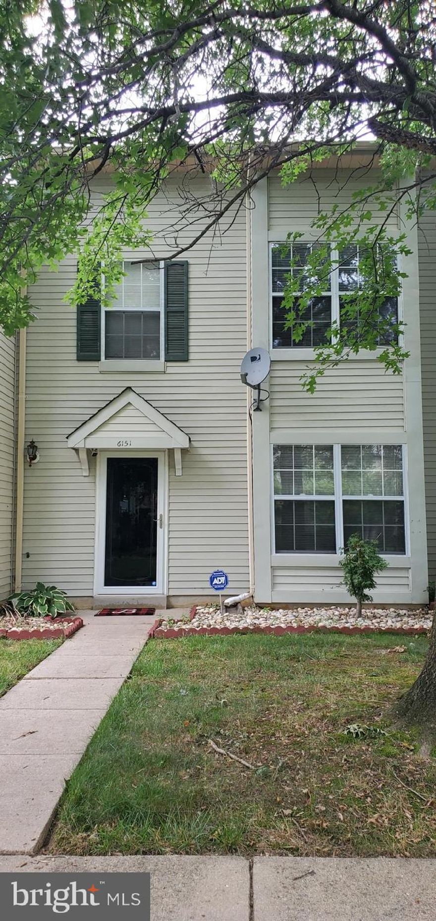 Great townhouse  in the Hampshire community.  Move right in and enjoy.  Large kitchen with updated stainless steel appliances.  The master bedroom has a loft with skylights.  Updates are 2016 -new roof,  2017/2018 - new entry and screen doors, 2021 - new washer/dryer, 2021 - new bathroom vanities in master and hall bathroom, 2021 - new flooring in master and bathrooms.  COVID-19 RESTRICTIONS ARE STILL BEING OBSERVED.  PLEASE WEAR MASKS AND NO MORE THAN 3 PEOPLE INCLUDING THE AGENT.