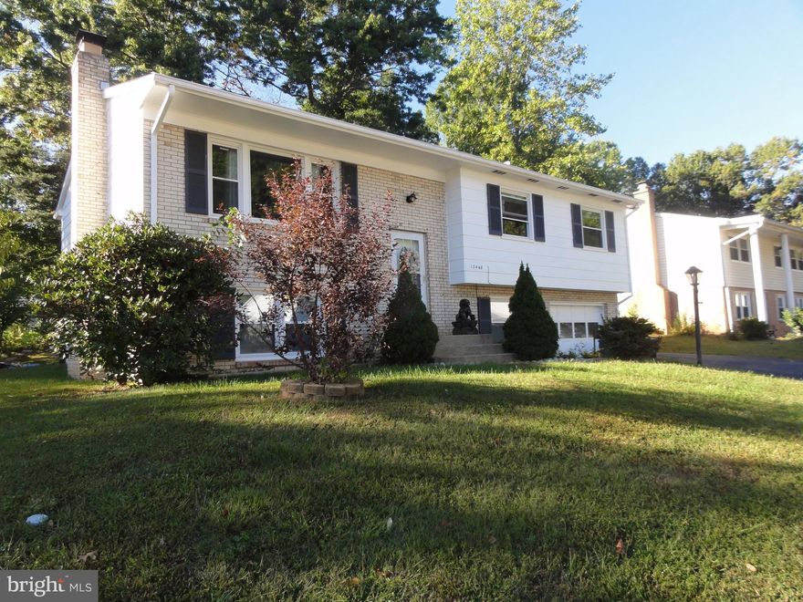 BEAUTIFUL RENOVATED END UNIT / 4 BEDROOM AND 3 FULL BATH/  WALK OUT BASEMENT, MAJOR RENOVATED  MOST APPLIANCES ARE NEW/ GRANITE COUNTER TOP, NEW CABINETRY, WOOD FLOORS NEW PAINT/a second unit not included  to the rental please asked the agent