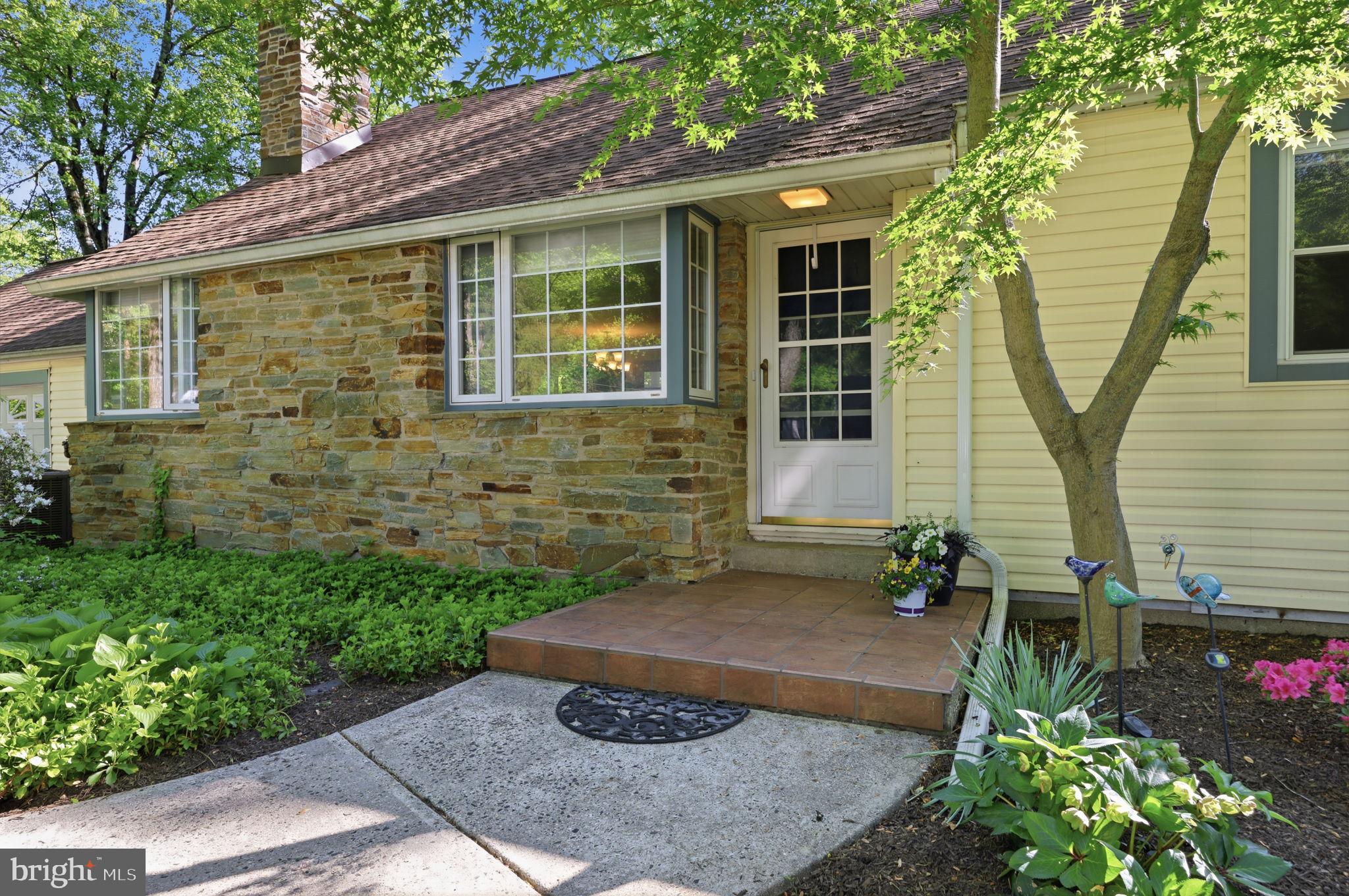 207 W FERRY ROAD