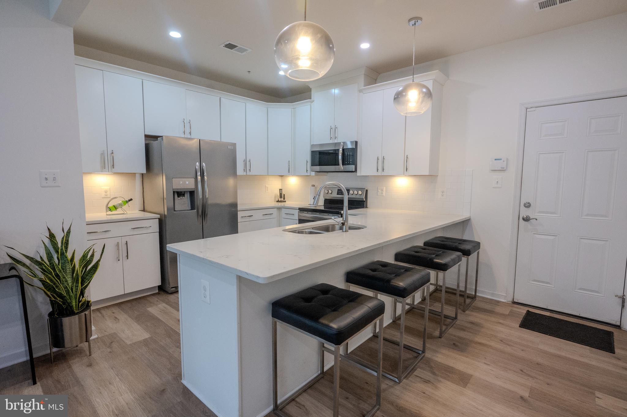 METRO POINTE - Residential