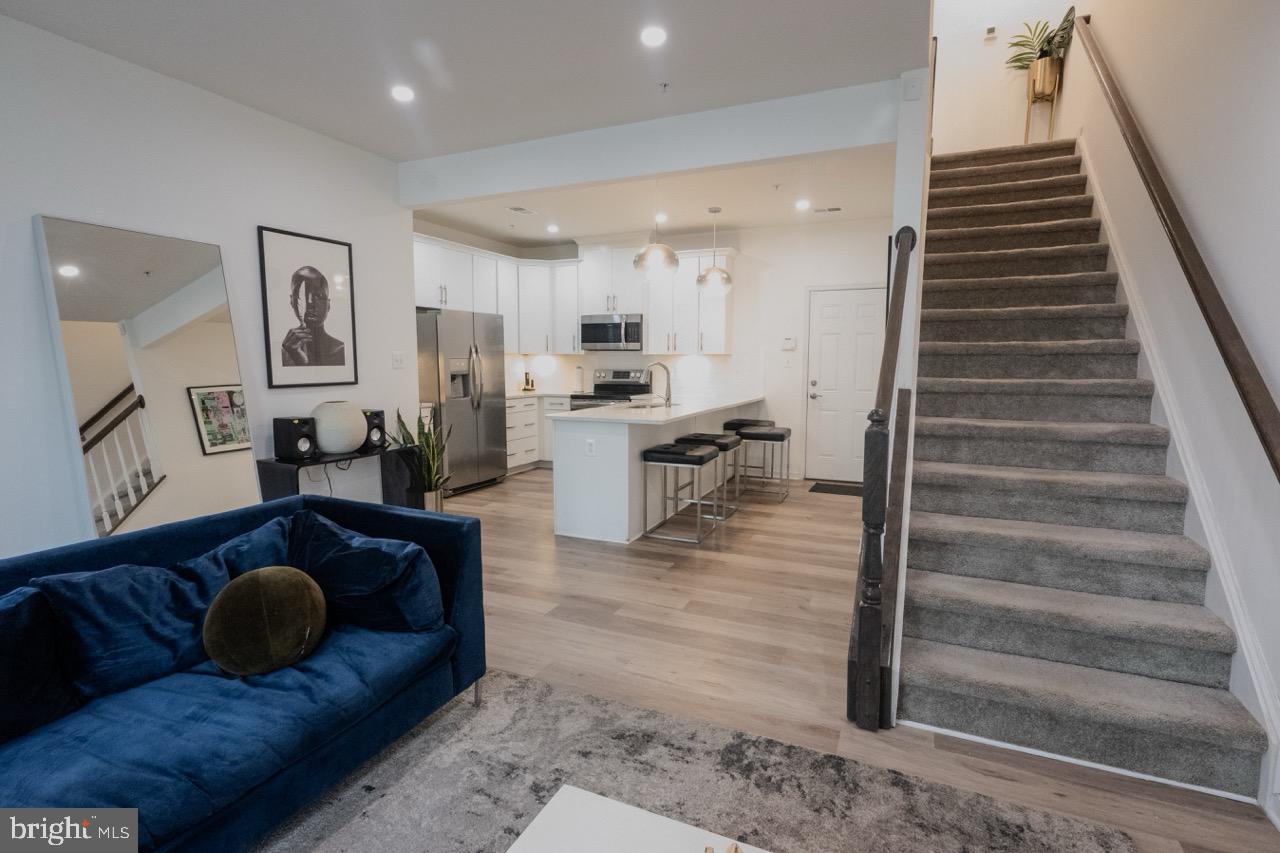 METRO POINTE - Residential