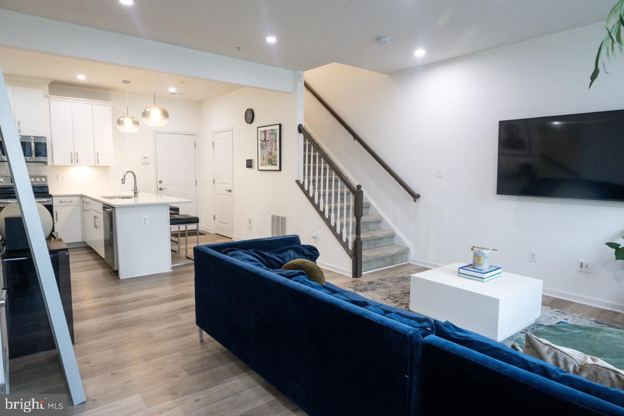 METRO POINTE - Residential