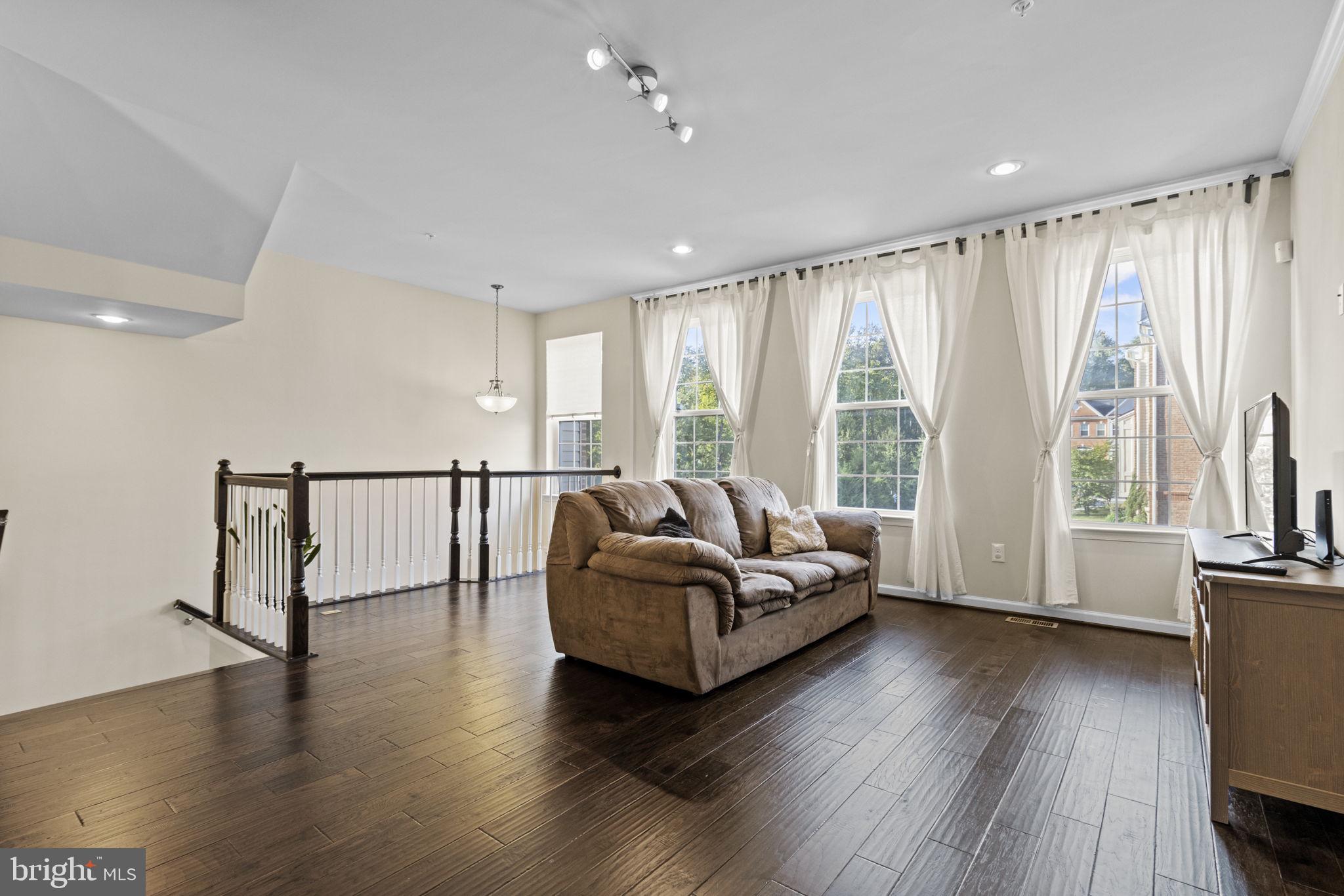 CHELSEA MANOR - Residential