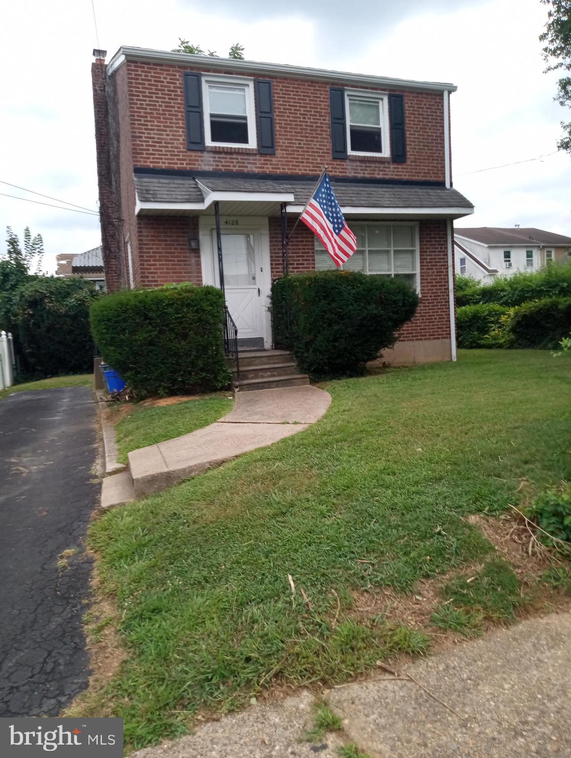 Brick single with private driveway, central air and back yard! This 3 bedroom home has exposed hardwood floors throughout. Bright living room with picture window, dining room and kitchen with exit to driveway and yard. Second floor offers 3 bedrooms and ceramic tile bath with new tub, tub enclosure and porcelain tile floor, hall linen closet. Full, clean basement features plenty of storage, half bath and laundry facilities. Pets are accepted with owner approval and additional deposit. Good credit and proof of income required.
<Rental Application>