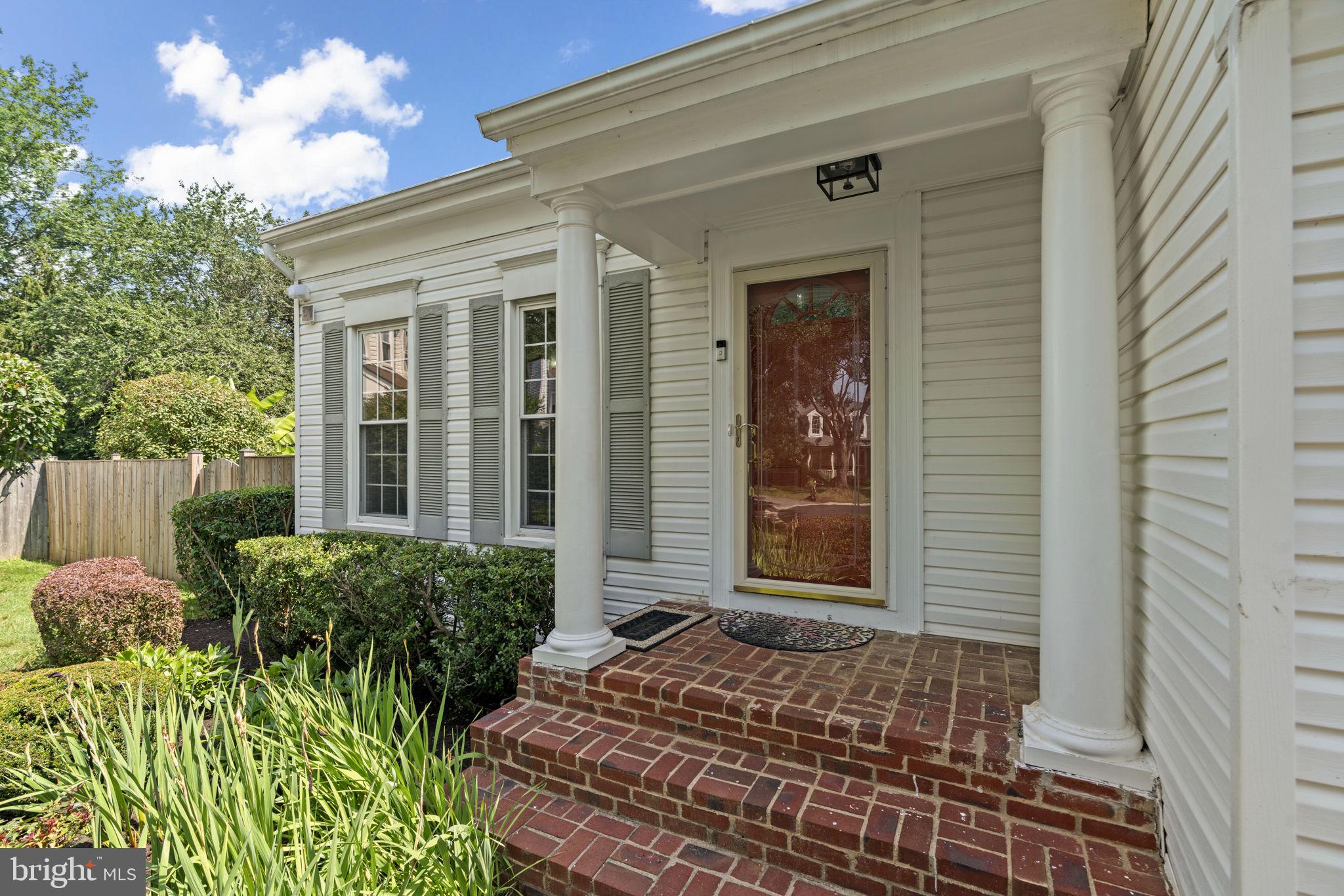 19 SADDLEVIEW COURT