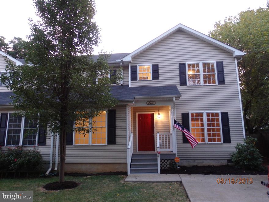 JUST LIKE NEW! PROPERTY RENOVATED. ENJOY THE BEAUTIFUL OPEN KITCHEN WITH GRANITE COUNTER TOPS, AND STAINLESS STEEL APPLIANCES TOO.. NICE LARGE DECK FOR EVENING ENJOYMENT. NEW HVAC SYSTEMS, FENCED IN BACK YARD. YOU WILL NOT BE DISAPPOINTED IN SEEING THIS PROPERTY.OWNER MAKES NO WARRANTIES, ALL MEASUREMENTS APPROX.