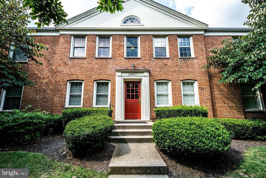 BEAUTIFUL AND COZY FULLY FURNISHED 1 bedroom one bath condominium just steps away to downtown Clarendon through the beautiful Lyon Park community. This gorgeous home has soaring vaulted ceilings, a granite framed wood-burning fireplace, hardwood flooring throughout and an updated kitchen with stainless steel appliances, granite counters and so much more , within minutes to shops & eateries 5 minutes away from Key Bridge and Georgetown. Rosslyn & the Pentagon. Easy access to D.C., Tysons, Crystal City, Alexandria.