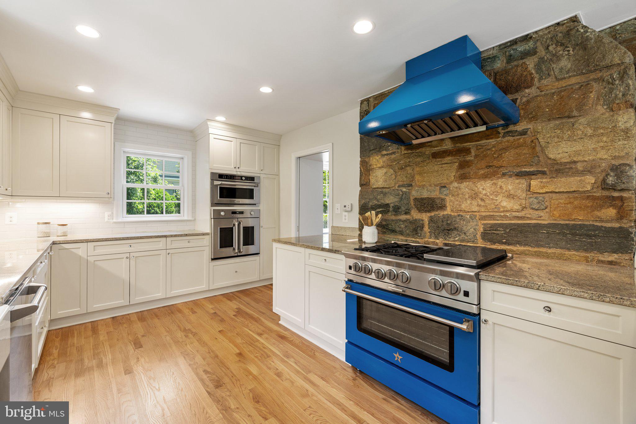 COUNTRY CLUB - Residential