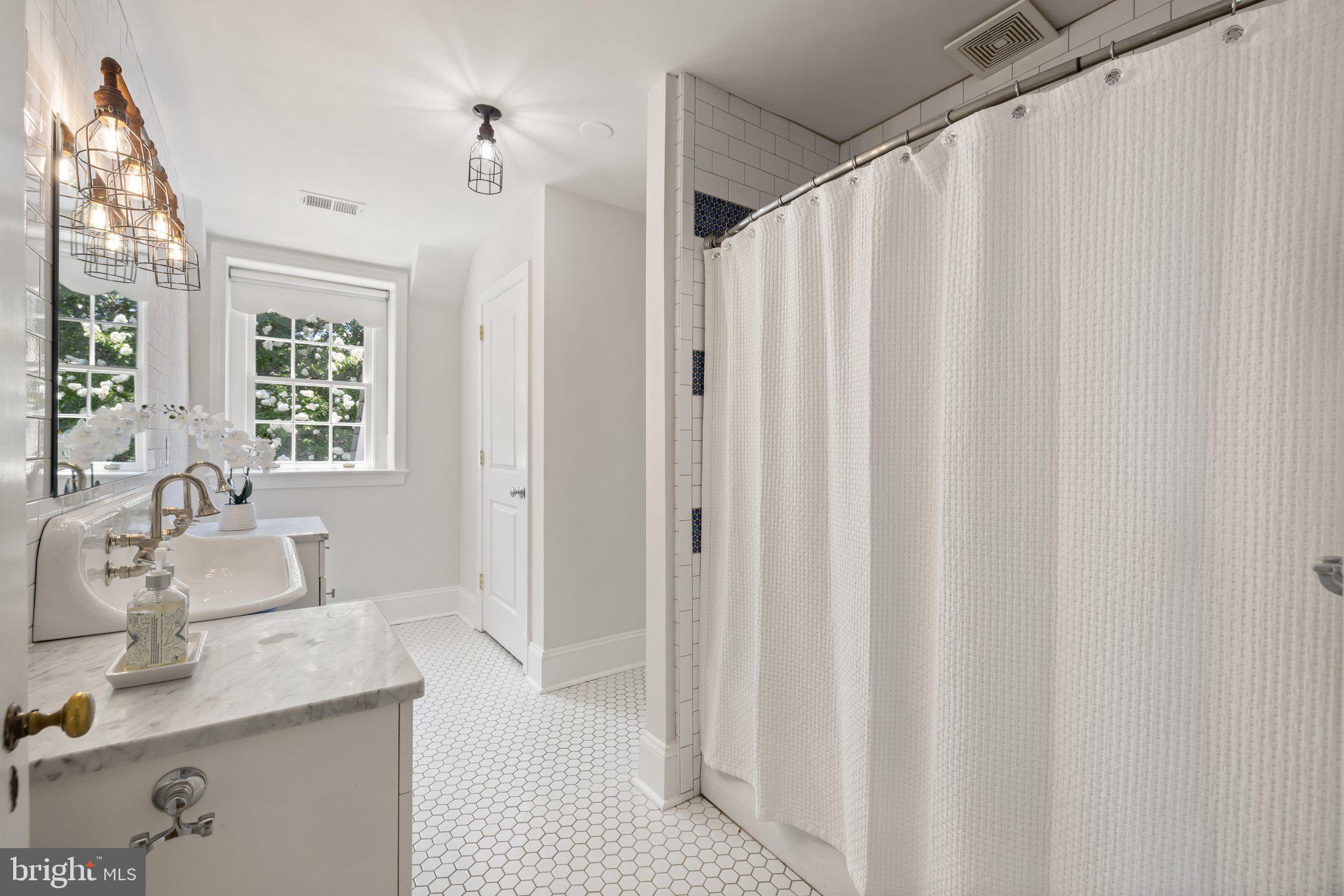 COUNTRY CLUB - Residential