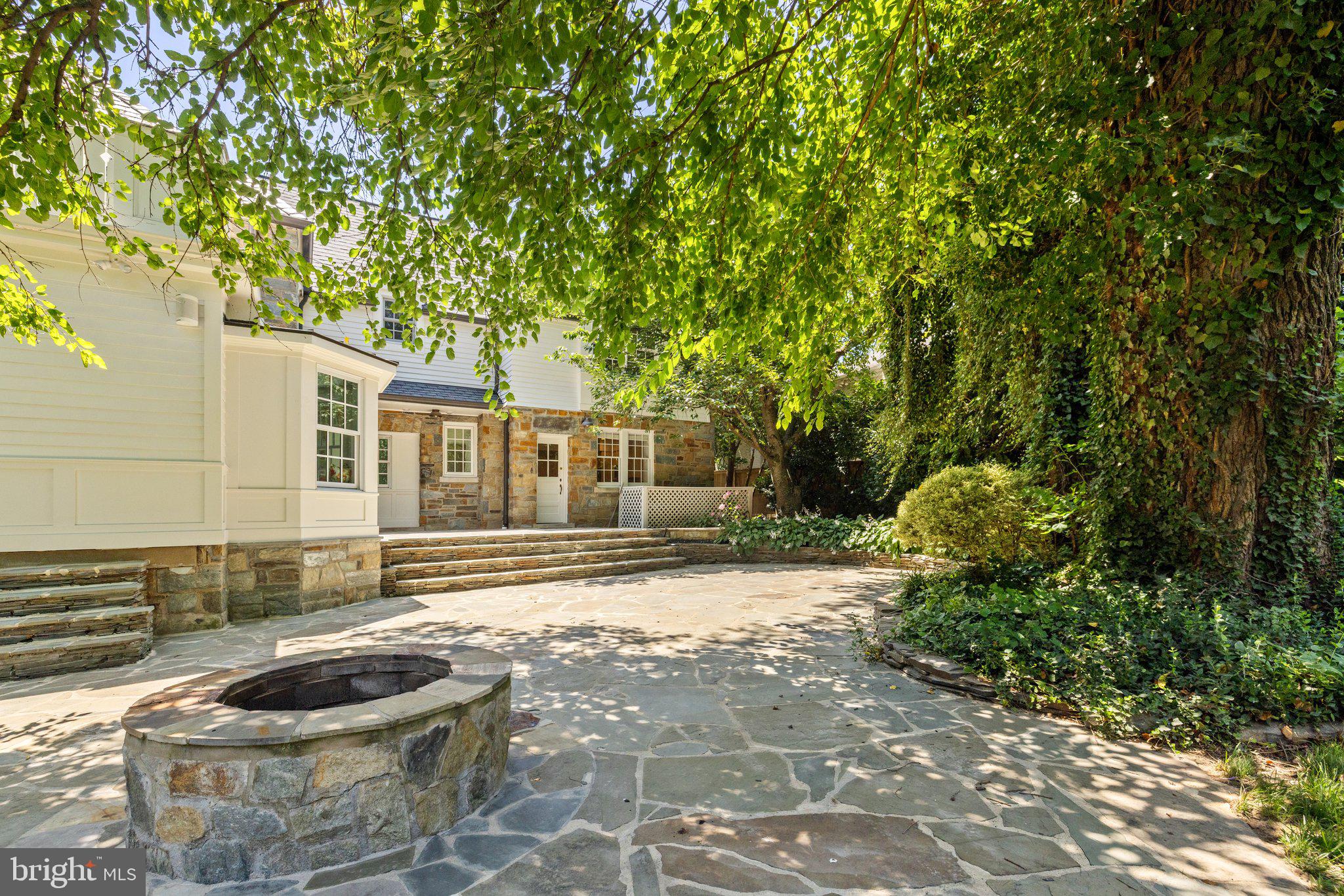 COUNTRY CLUB - Residential